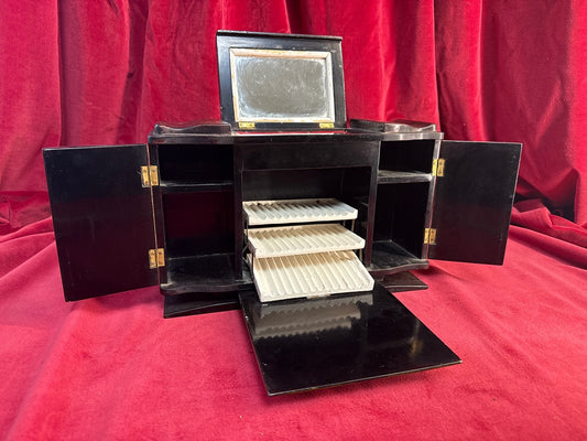 Coffret à cigarettes en bois laqué, décor de palmiers et inscription Hiep Hoa