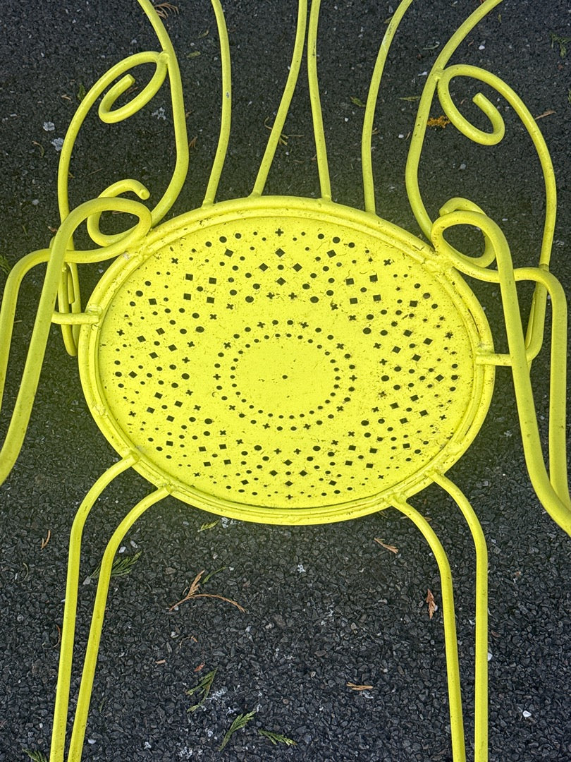 Paire de fauteuils de jardin en fer forgé jaune