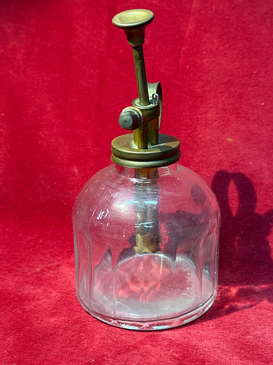 Vieux vaporisateur de plantes en verre et laiton
