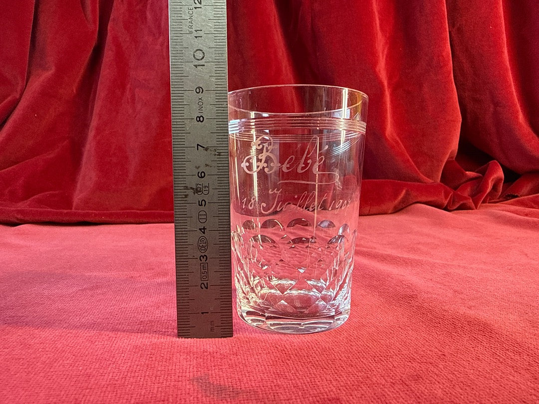 Gobelet en verre taillé et gravé « Bébé », date 18 juillet 1904