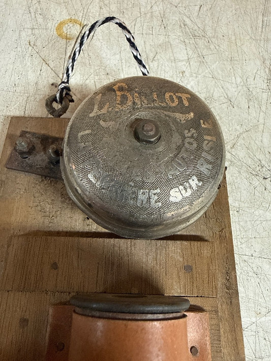 Sonnette ancienne – L. Billot – Ornements – Bois marron métal gris