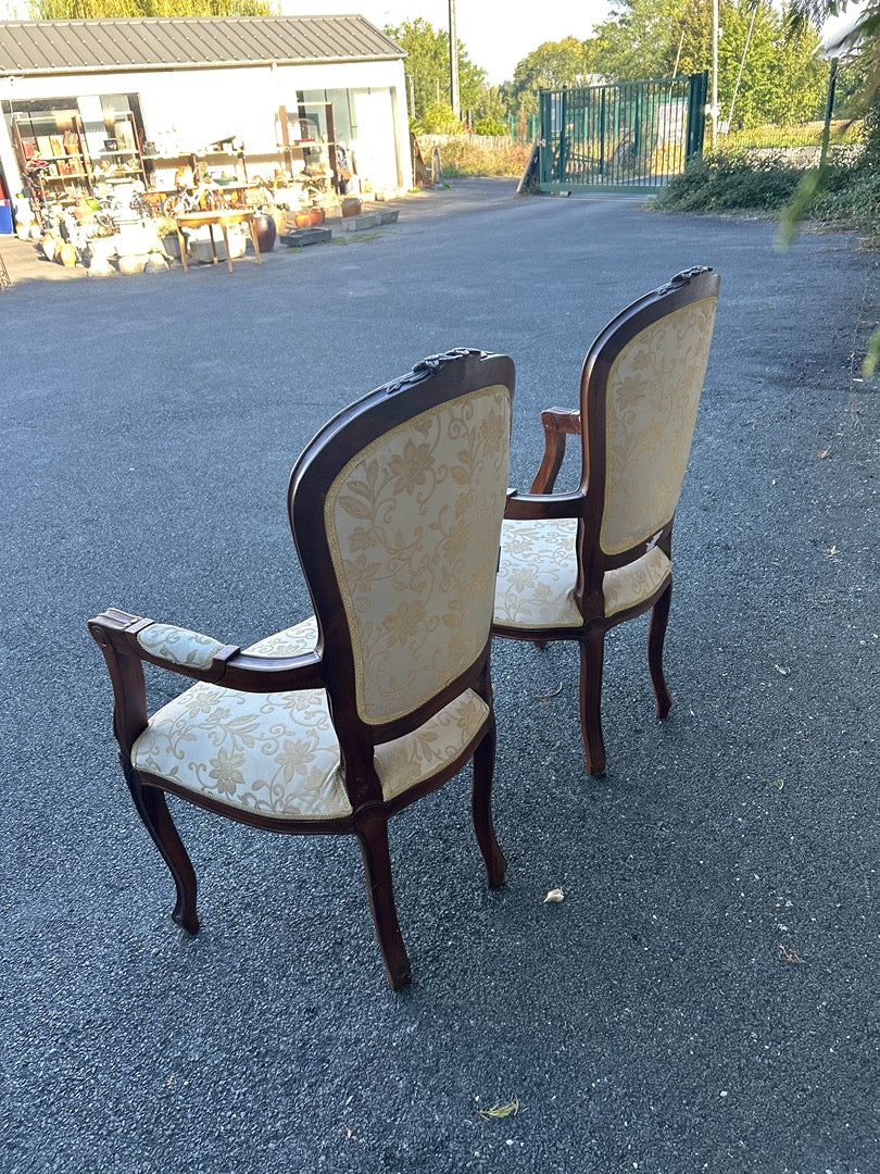 Paire de fauteuils style Louis Xv en bois et tissu beige