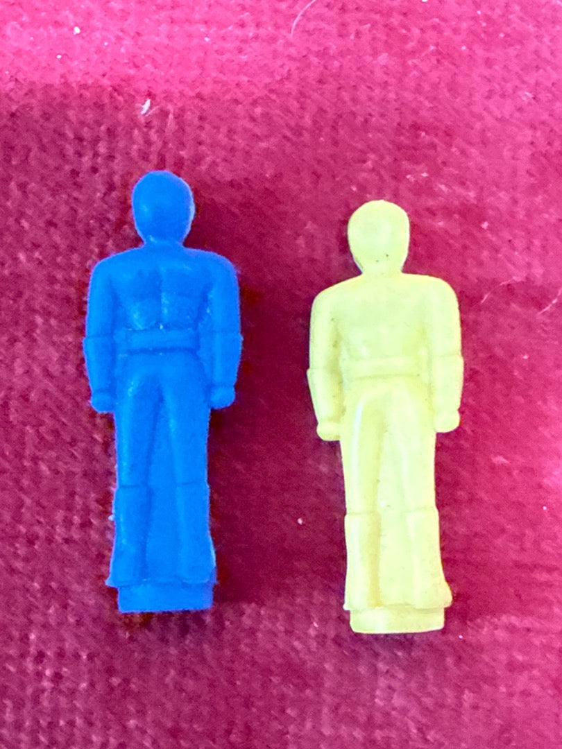 Lot de deux figurines en plastique bleu et jaune