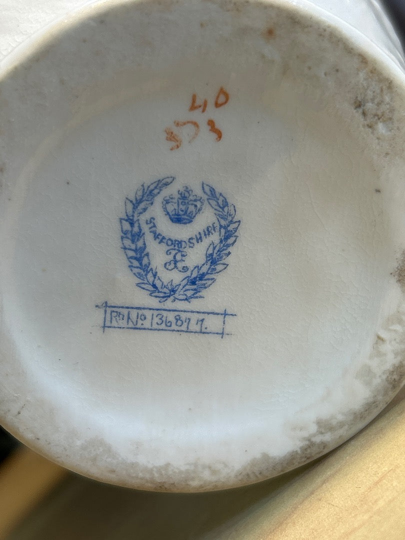 Pichet Staffordshire blanc à fleurs bleues