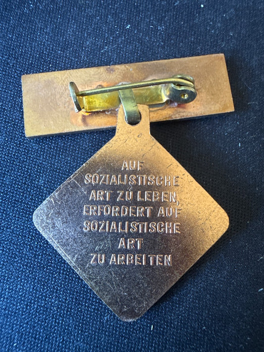 Médaille – Rda – Collection – Épingle Métal Doré Et Rouge