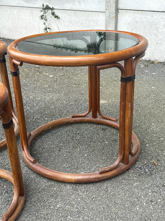 Tables gigognes – Vintage – Mobilier – Bambou et verre fumé