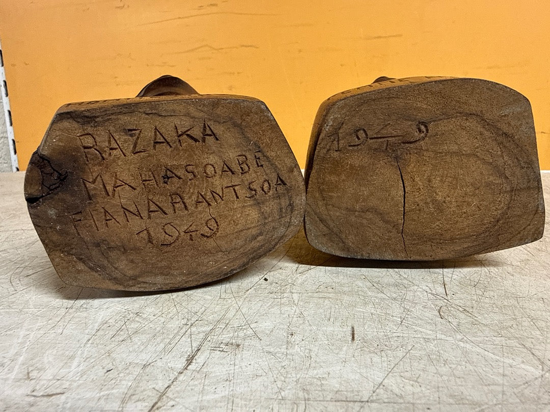 Sculpture Razaka Mahasoabe – Paire de bustes en bois 1949