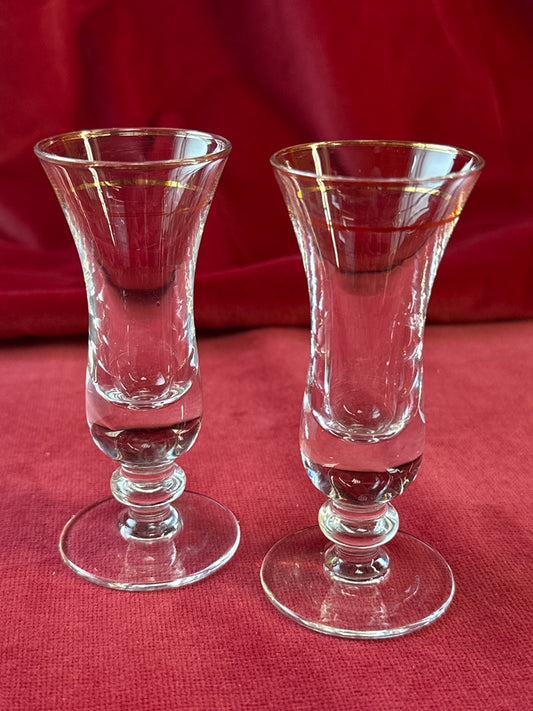 Paire de petits verres à liqueur évasés à filets dorés