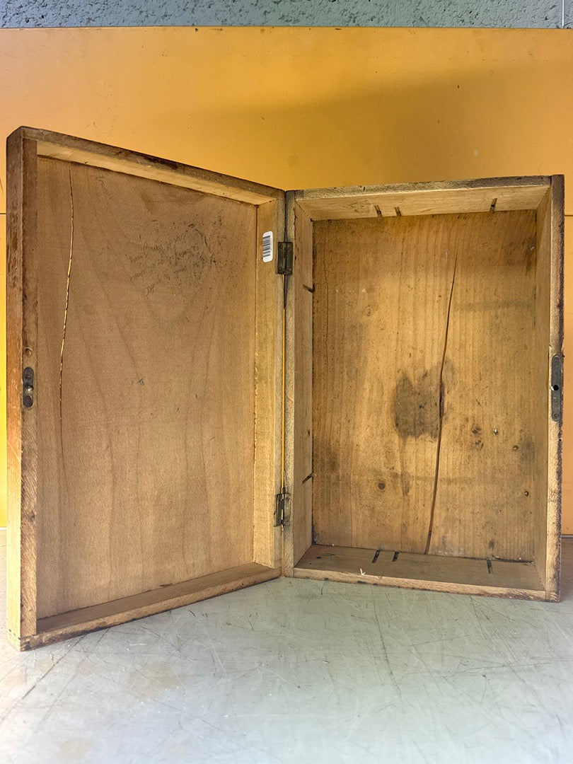 Boîte ancienne en bois – Toilette de pension