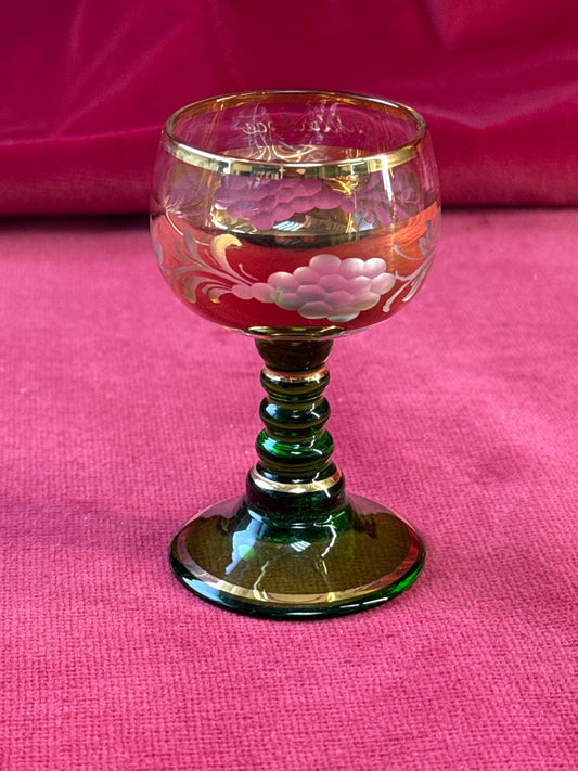Petit verre à pied vert, décor floral rouge et doré
