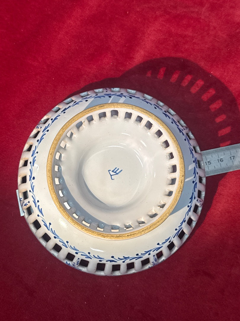 Coupe sur pied ajourée en céramique bleue et blanche