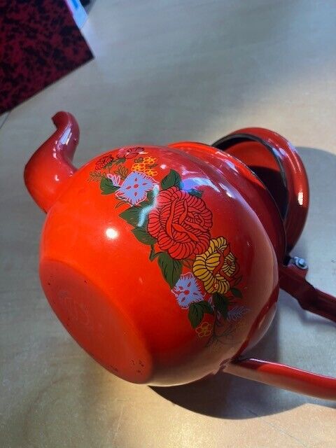 Ancienne Théière En Tôle Emaillé Rouge Décor Fleur ST Brand