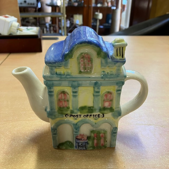 Théière Vintage De Forme Maison, Post Office