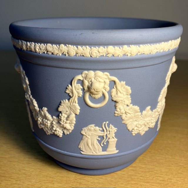 Cache Pot Bleu, En Biscuit Blanc, Sur Fond Bleu Ciel, De Wedgwood