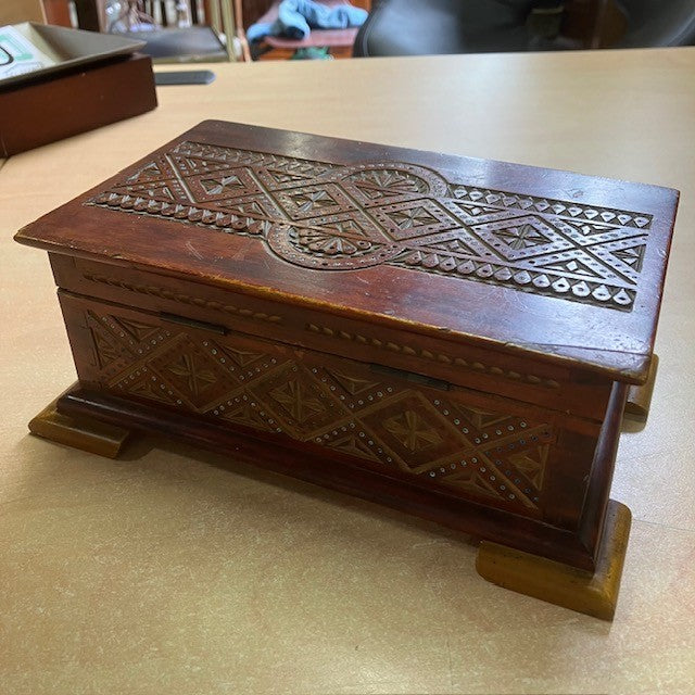 Boite A Musique, En Bois Décor Gravure Et Perles