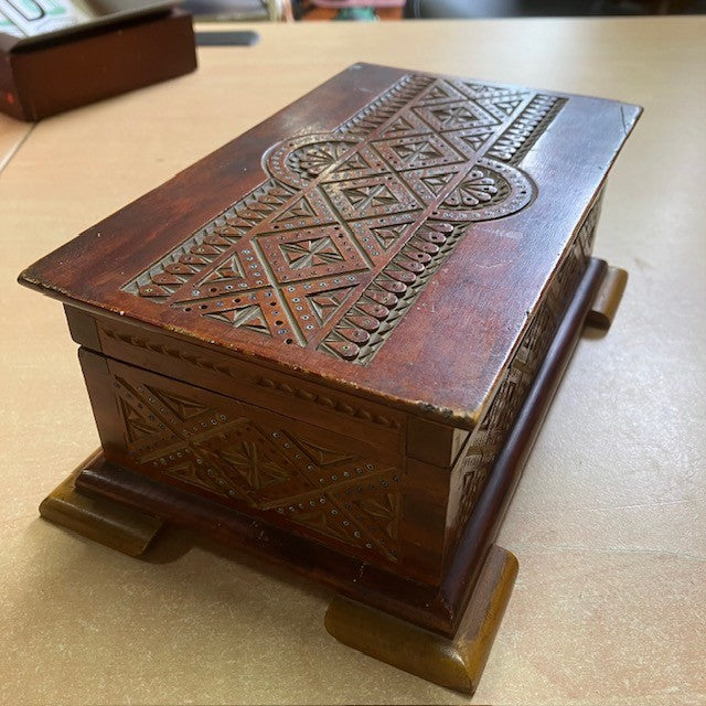 Boite A Musique, En Bois Décor Gravure Et Perles