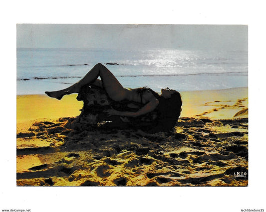 Carte postale - Joie du naturisme jeune femme nue sur la plage sexy sein nature