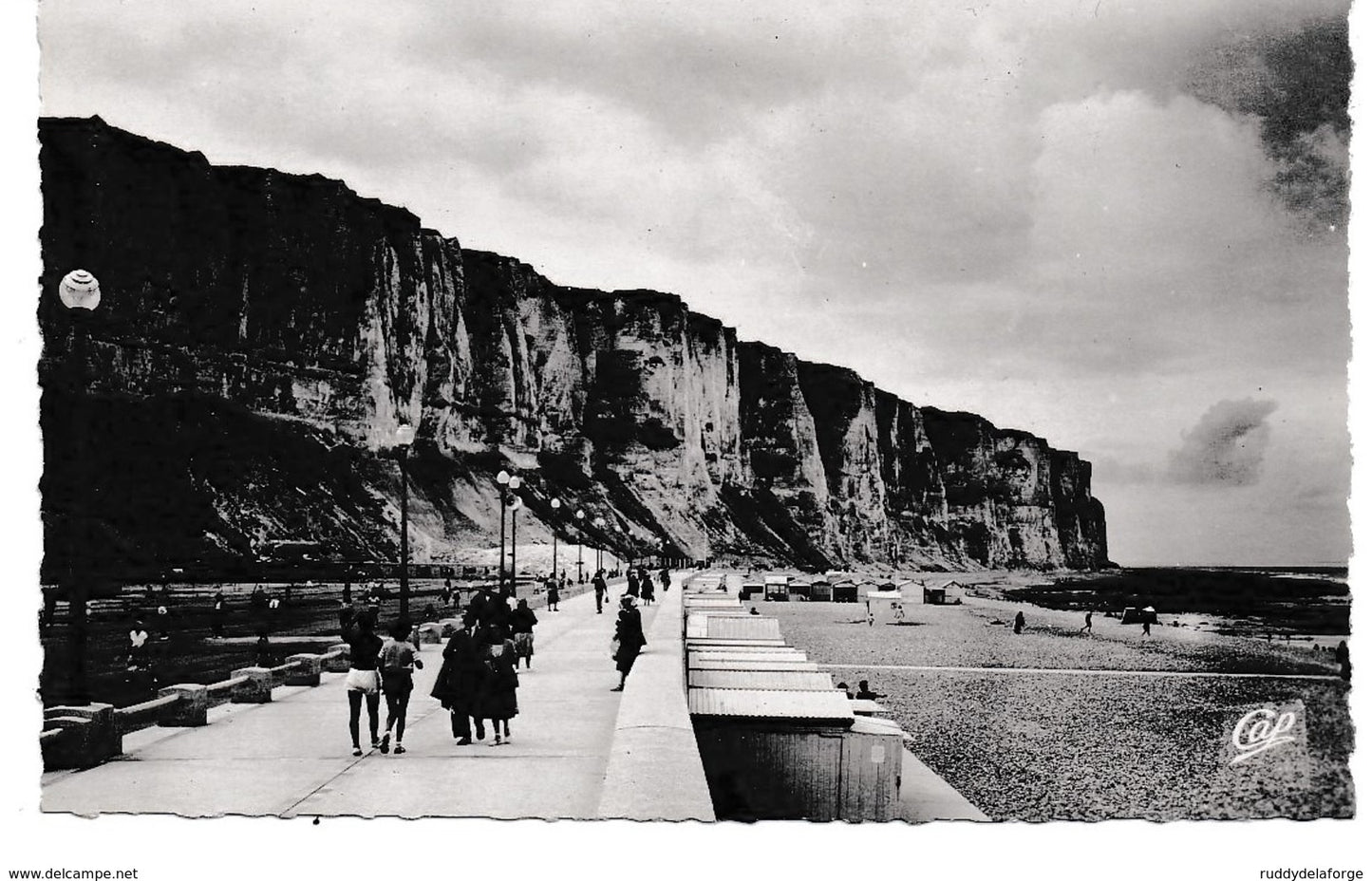 Carte postale - le tréport 37 la digue l'avant port et l'entrée des jetées le phare à la marée haute la plage falaise