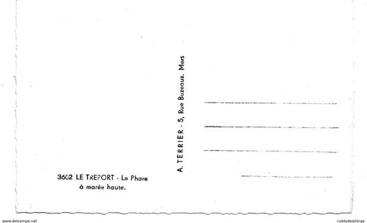 Carte postale - le tréport le phare à la marée haute 3602 la plage et les falaises