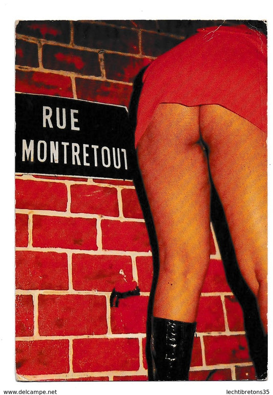 Carte postale - HUMOUR RUE MONTRETOUT...TU VERRAS TOUT ! FEMME NUE PENCHÉE EN AVANT botte fétichisme cuire cul fesse sexy