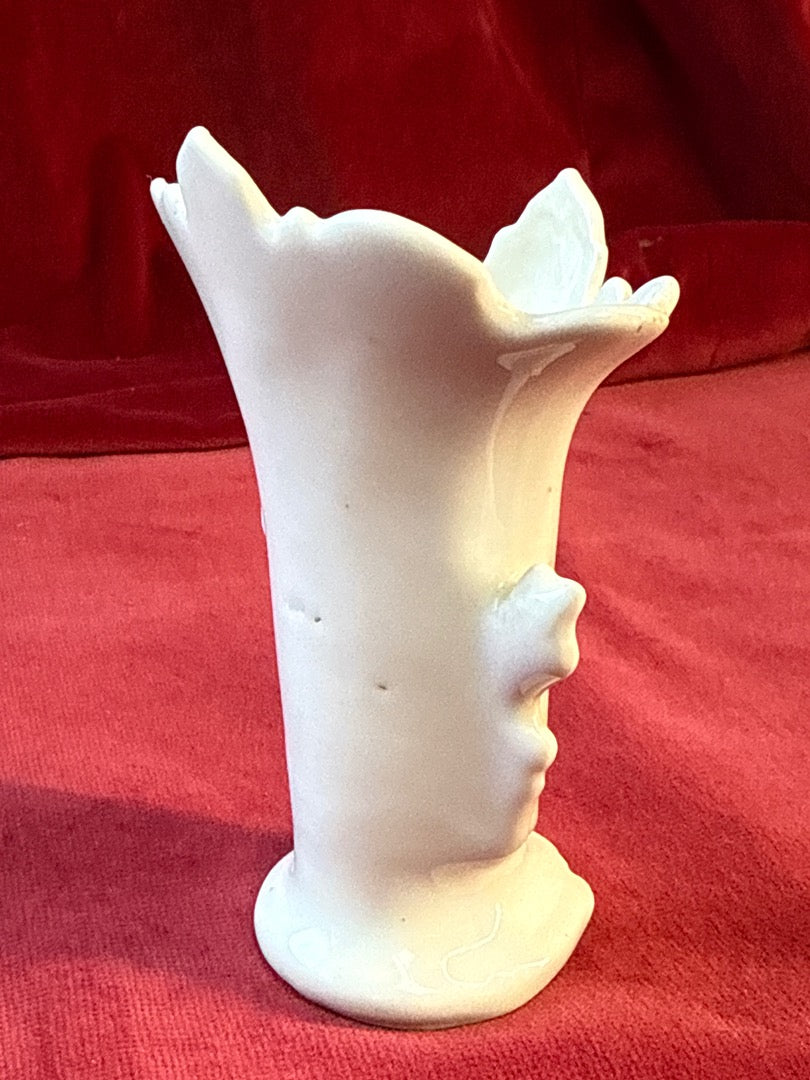 Petit vase en céramique blanche, col festonné et feuilles en relief