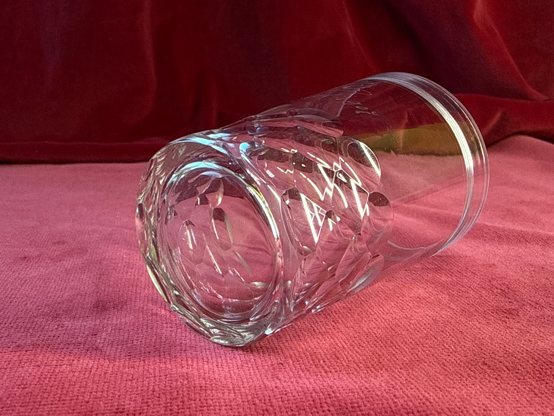 Gobelet en verre taillé et gravé « Bébé », date 18 juillet 1904