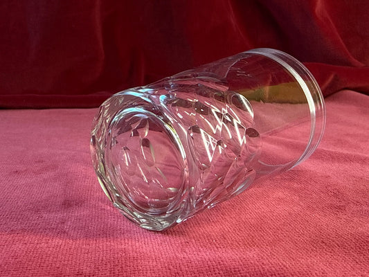 Gobelet en verre taillé et gravé « Bébé », date 18 juillet 1904