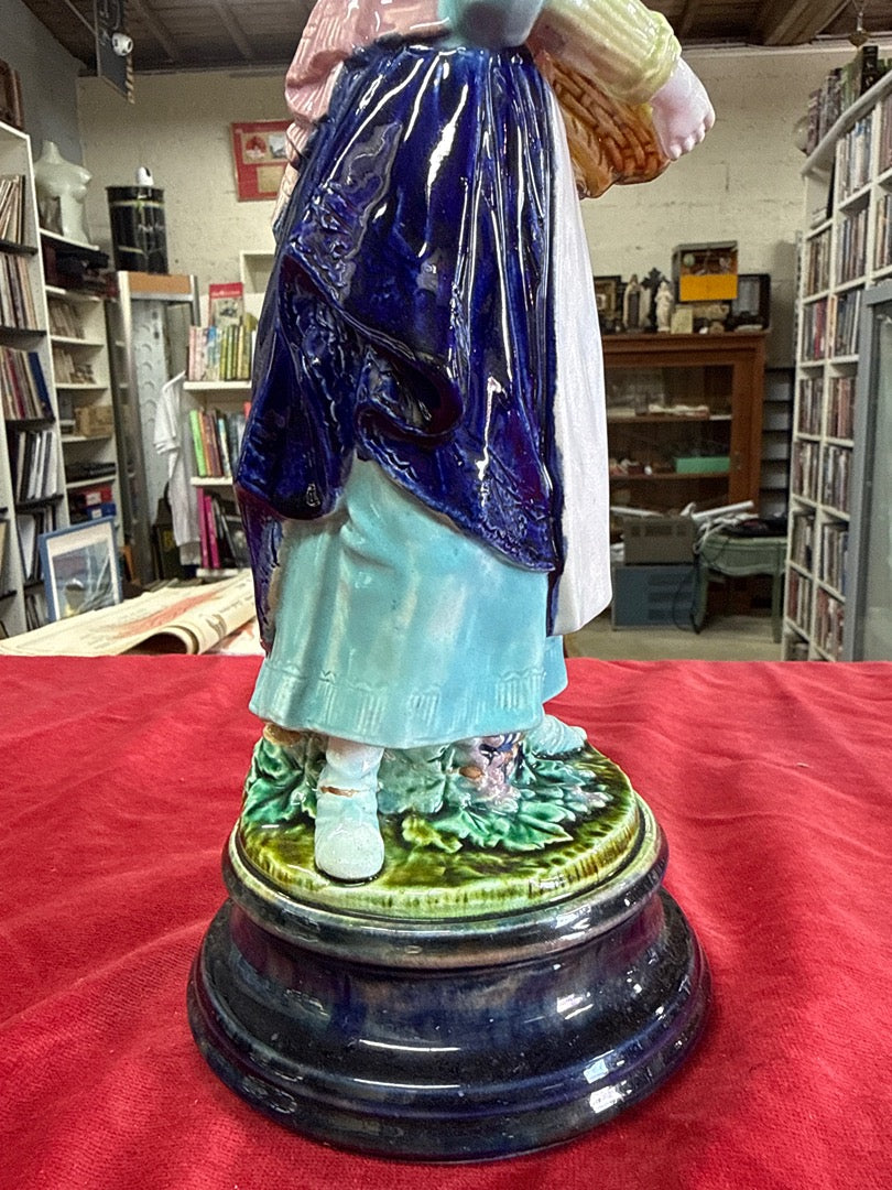 Statue en barbotine – Vintage – Ornement – Femme aux raisins bleue