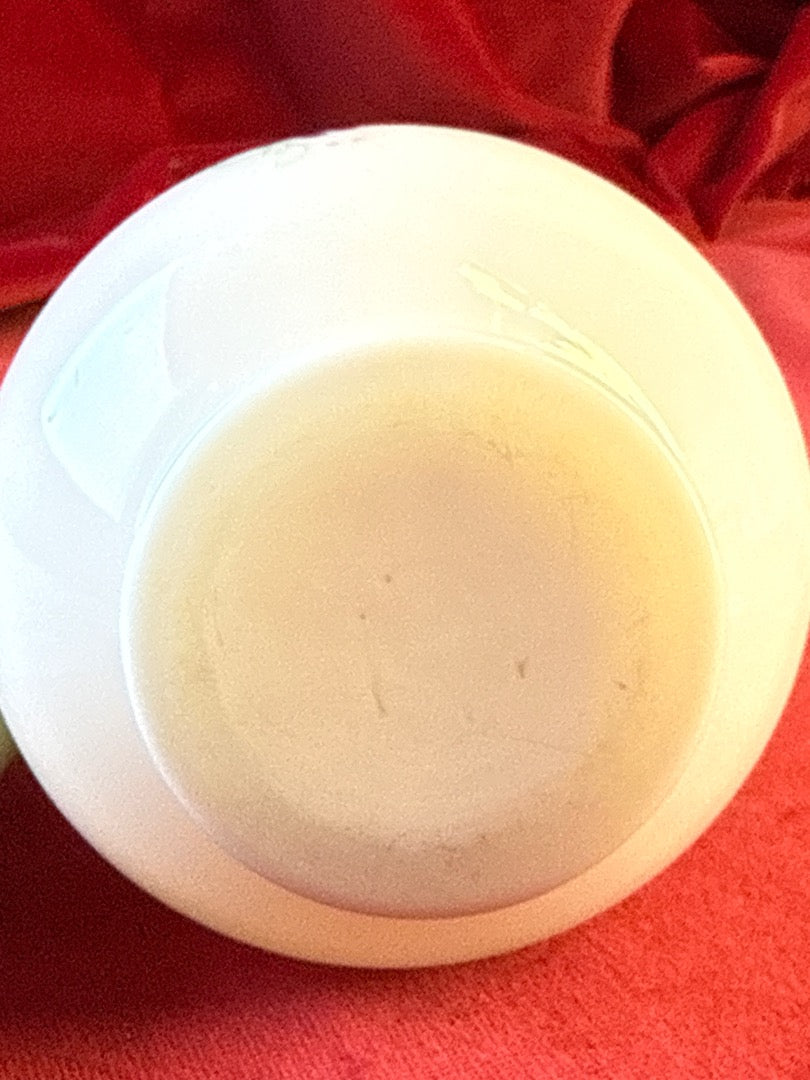 Vase en opaline blanche, décor de raisins, feuilles de vigne et dorure