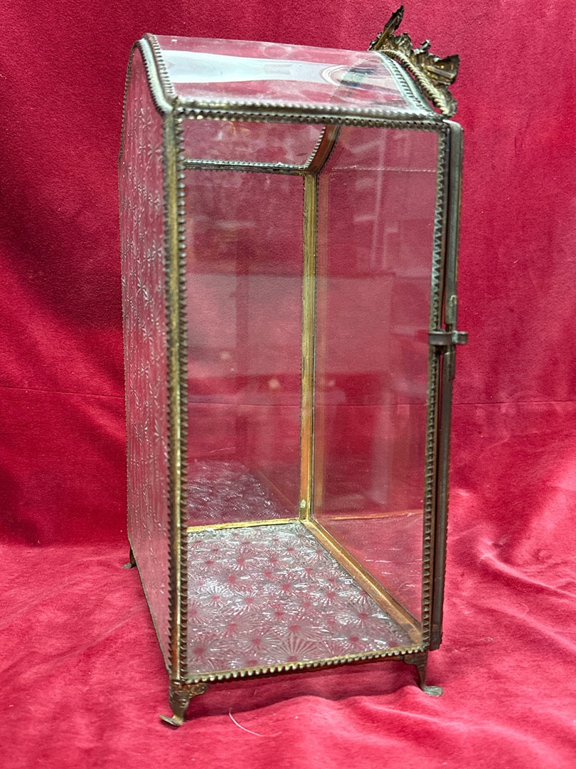 Petite vitrine reliquaire en laiton et verre biseauté