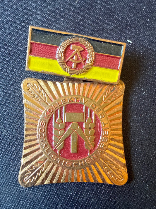Médaille dorée Rda – Kollektiv der sozialistischen Arbeit – Collection – Insigne d'honneur vintage