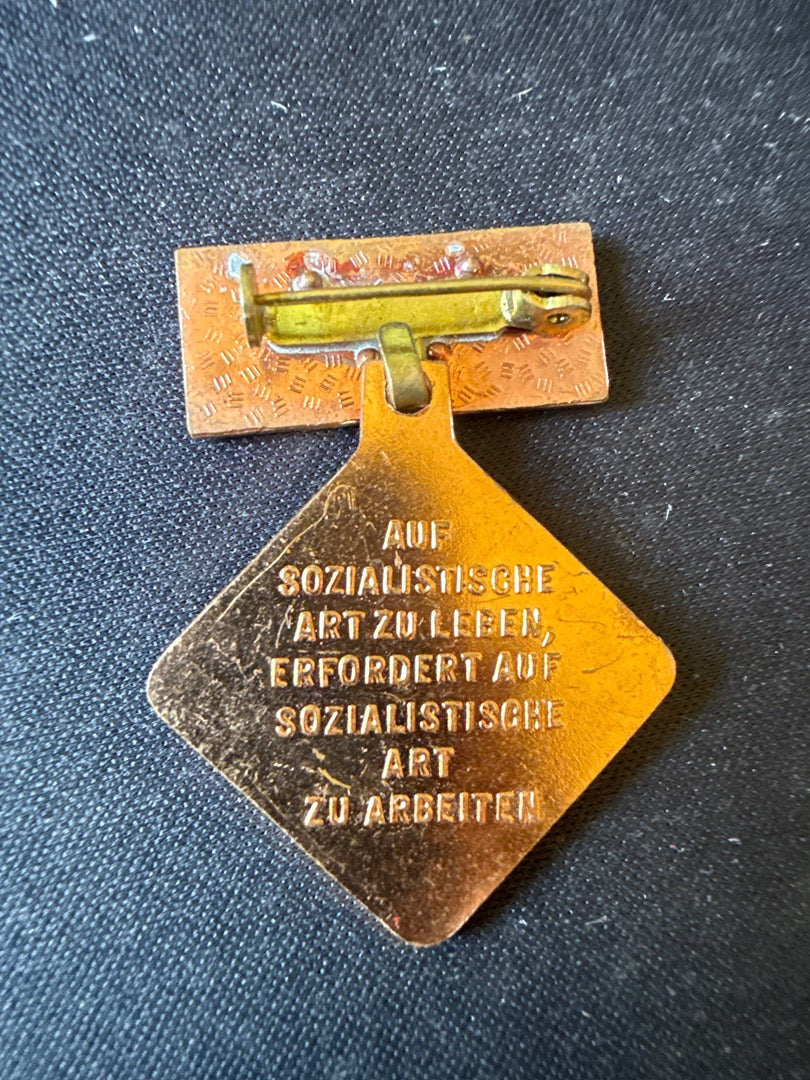 Médaille – Rda Kollektiv – Collection – Insigne émaillé rouge doré