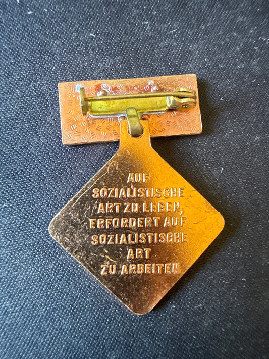 Médaille – Rda Kollektiv – Collection – Insigne émaillé rouge doré
