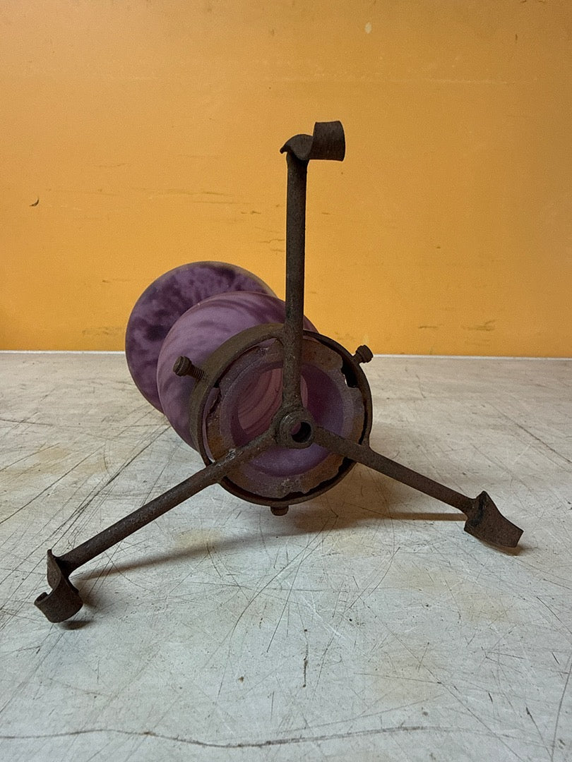Lampe ancienne – Pied en verre violet et fer forgé