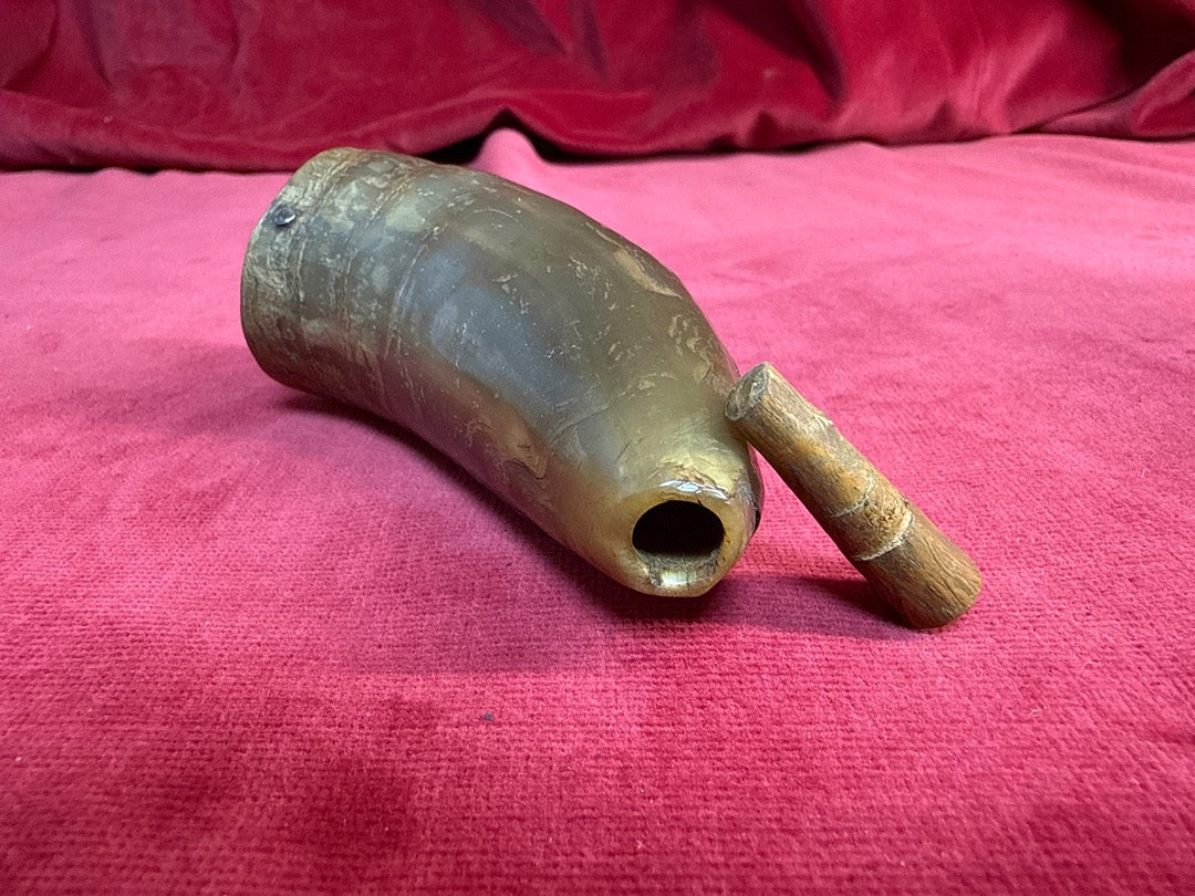 Poire à poudre ancienne en corne et bois