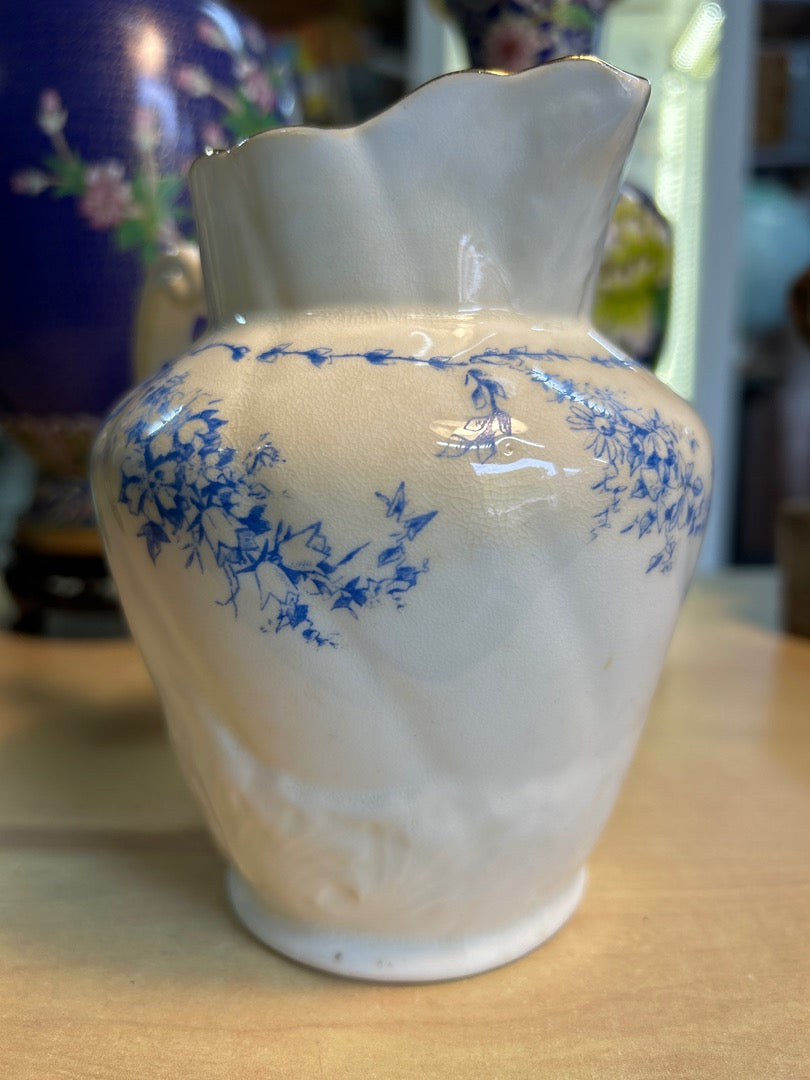 Pichet Staffordshire blanc à fleurs bleues