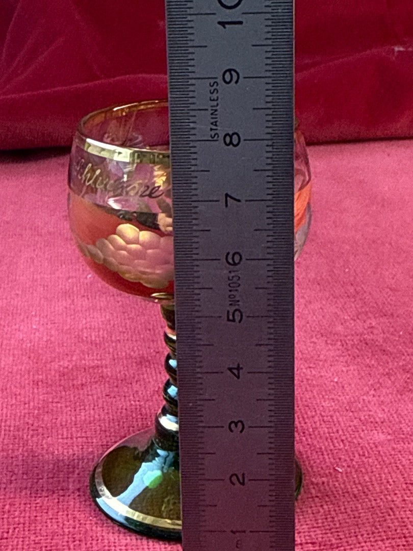 Petit verre à pied vert, décor floral rouge et doré