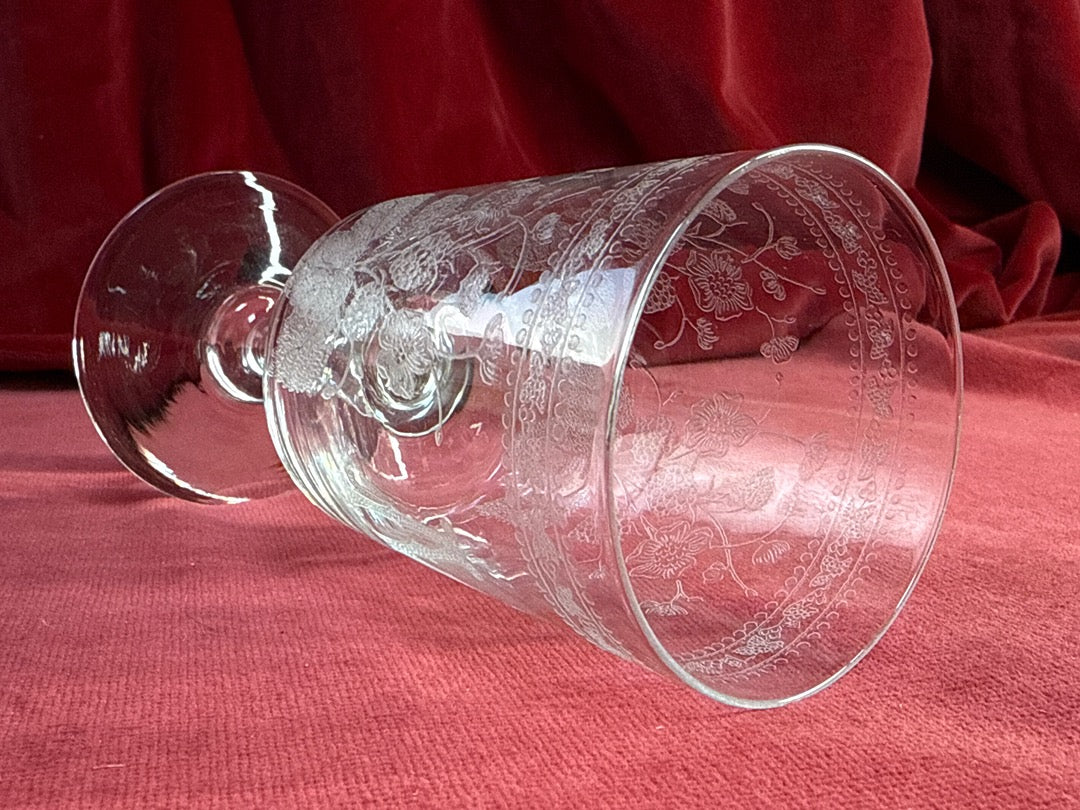 Verre à pied gravé, monogramme M et décor de baies et fleurs