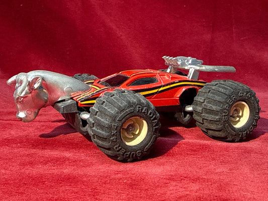 Voiture miniature monster truck Majorette taureau rouge