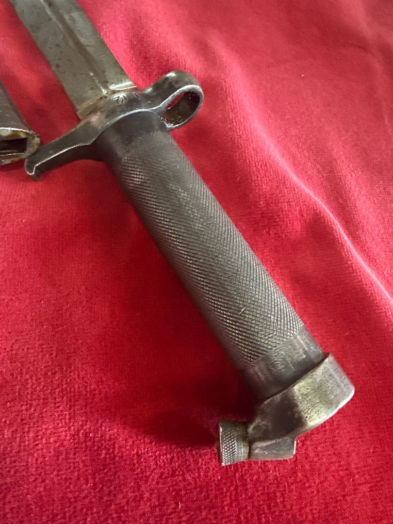 Baïonnette – Ancien couteau militaire avec fourreau