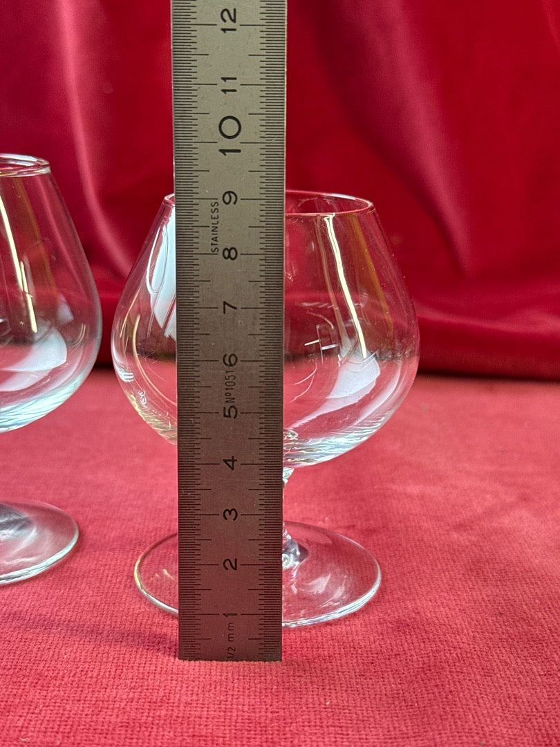 Lot de 2 verres à cognac dépareillés en verre transparent