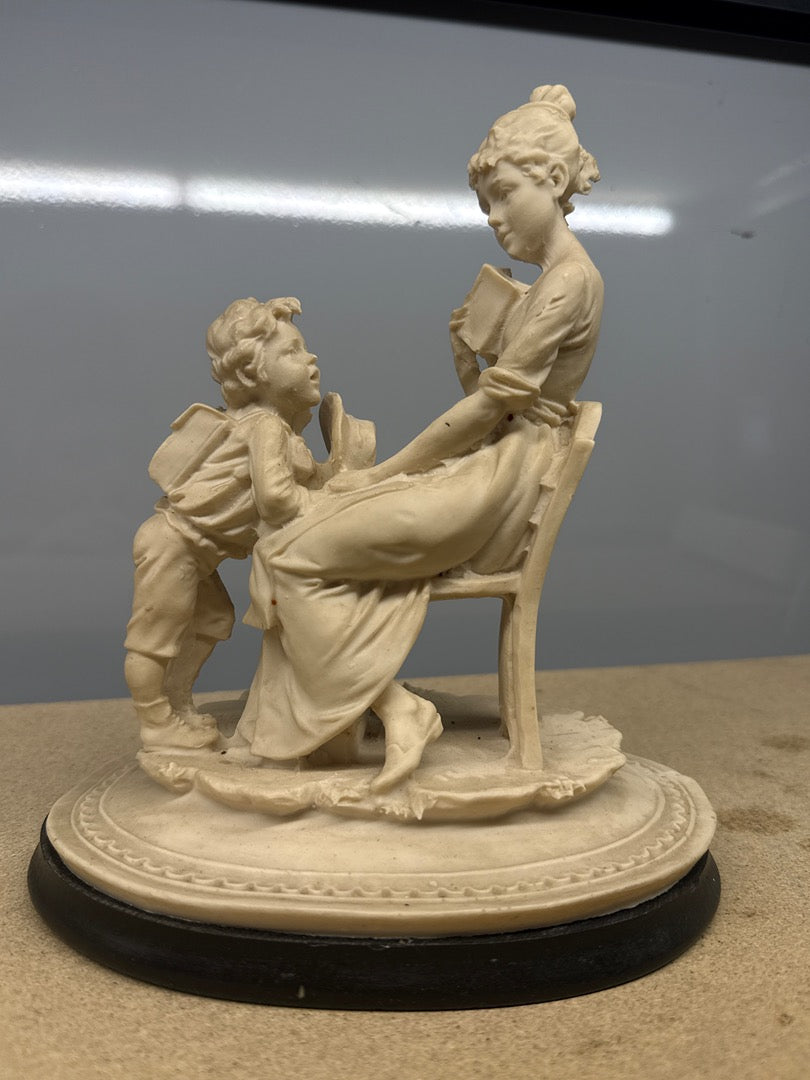 Statuette – Ornements – Femme et enfant lecture vintage
