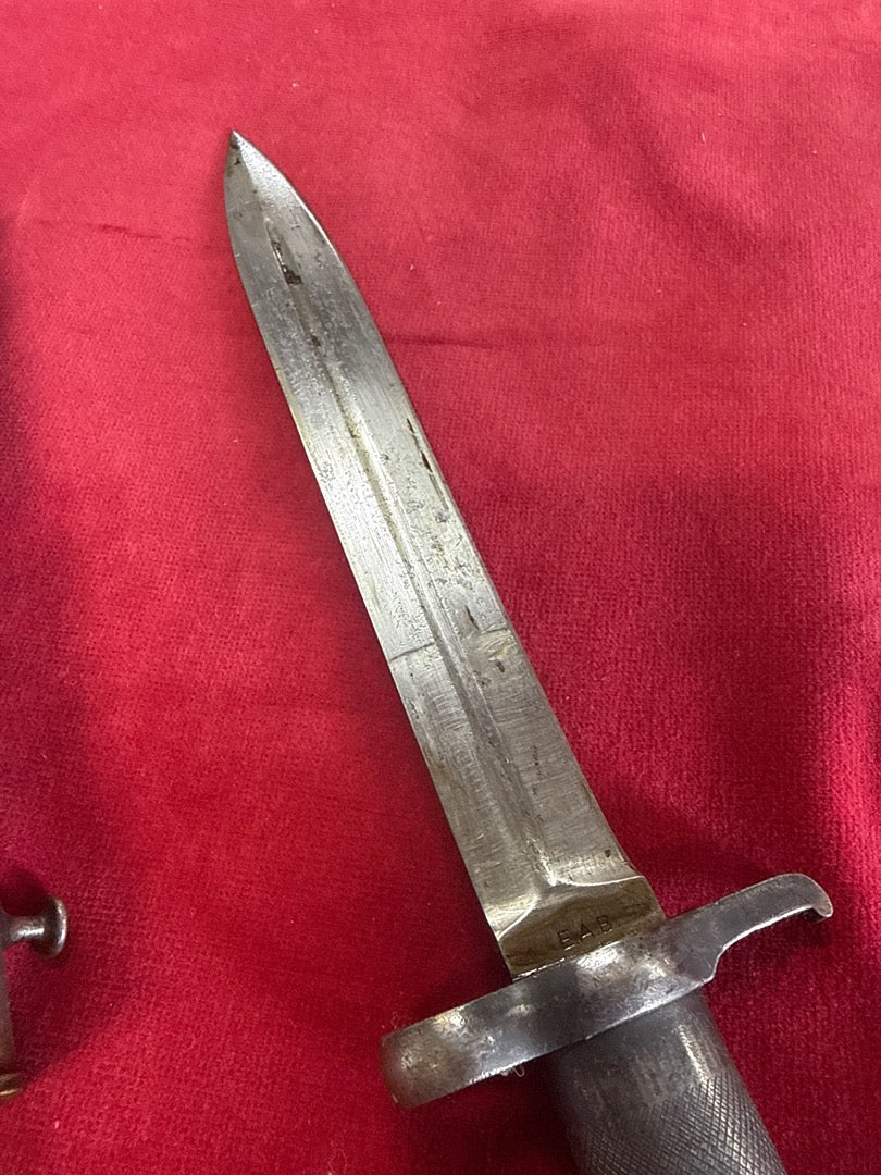 Baïonnette – Ancien couteau militaire avec fourreau