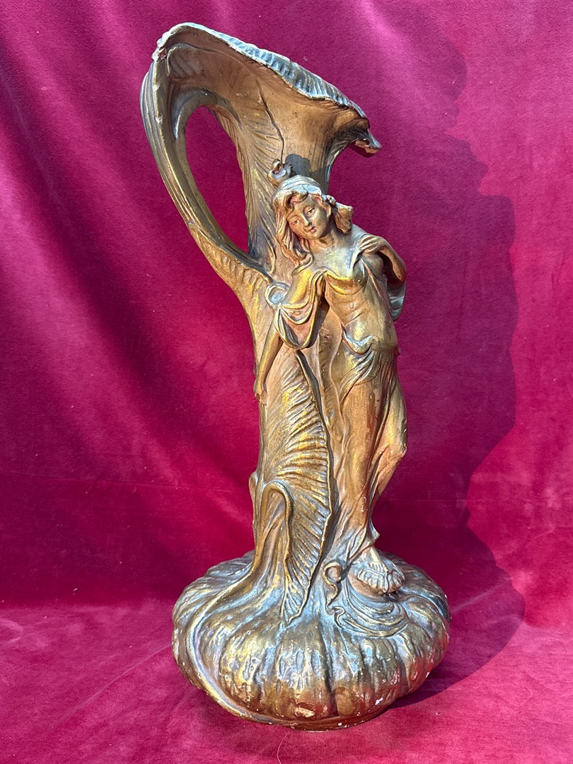 Vase art nouveau femme dorée en plâtre d'après Gustave Van Vaerenbergh