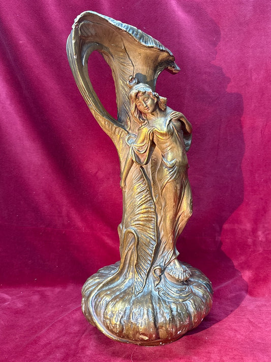 Vase art nouveau femme dorée en plâtre d'après Gustave Van Vaerenbergh