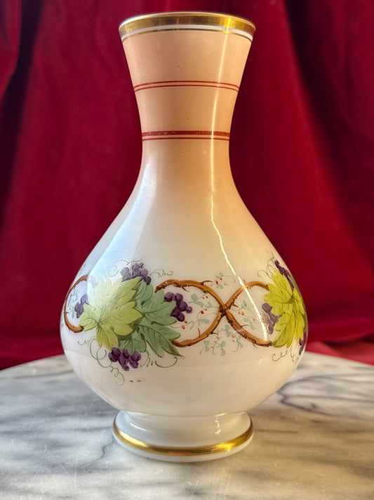Vase en opaline blanche, décor de raisins, feuilles de vigne et dorure