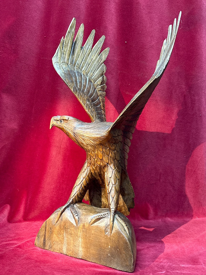 Grande statuette aigle en bois sculpté