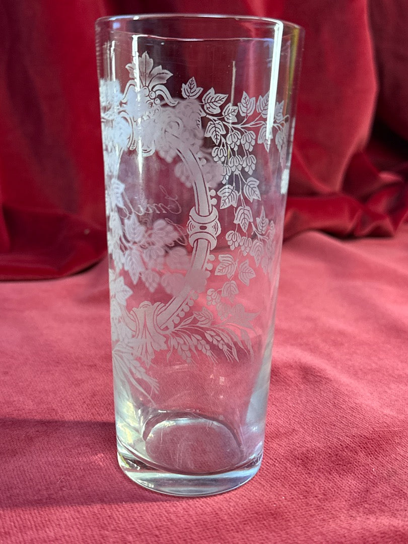 Gobelet en verre gravé « Émile », date 1889 et décor à mascaron
