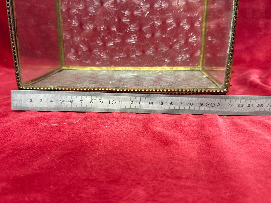 Petite vitrine reliquaire en laiton et verre biseauté
