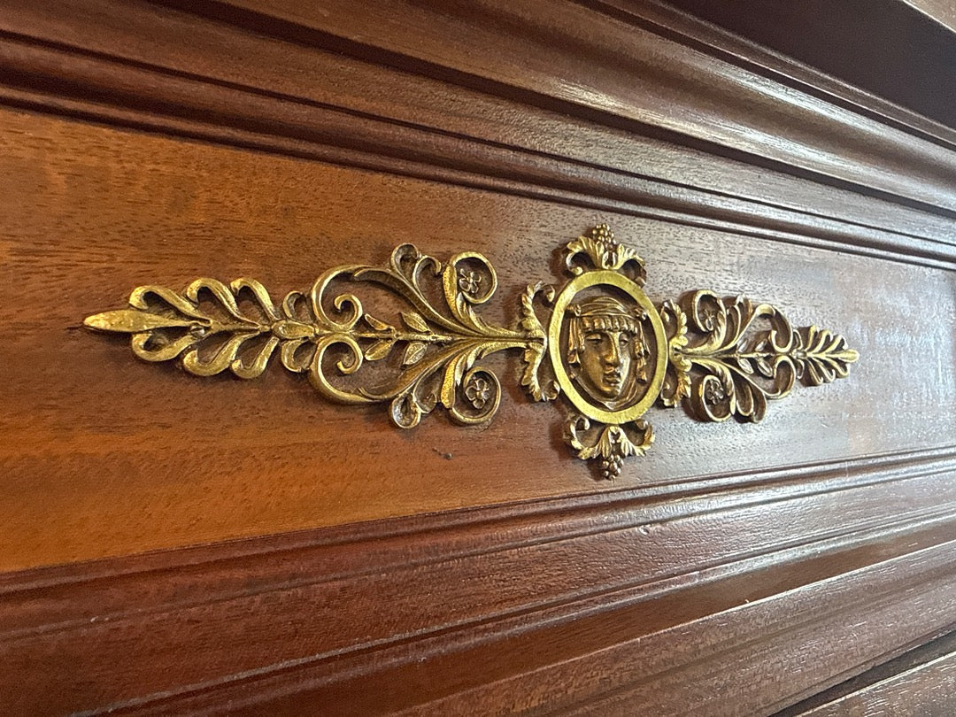 Bibliothèque ancienne en bois avec ornements en bronze